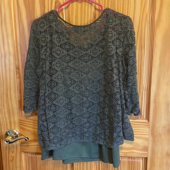 Green lace top - Picture 2 of 3